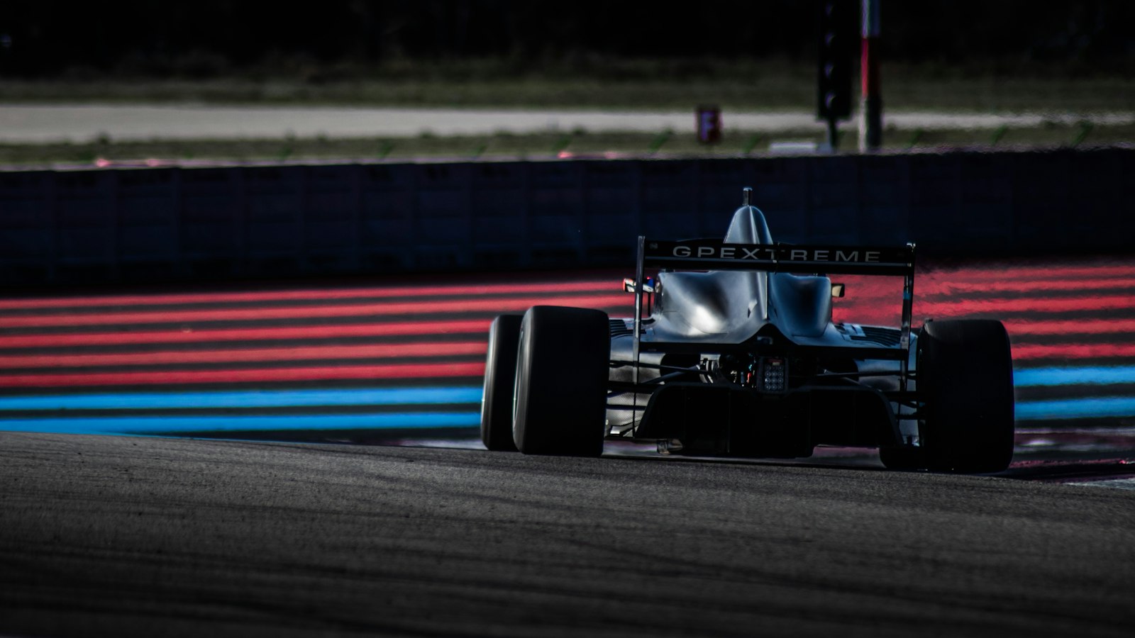 Formule 1 kijken met VPN: raceauto op het circuit