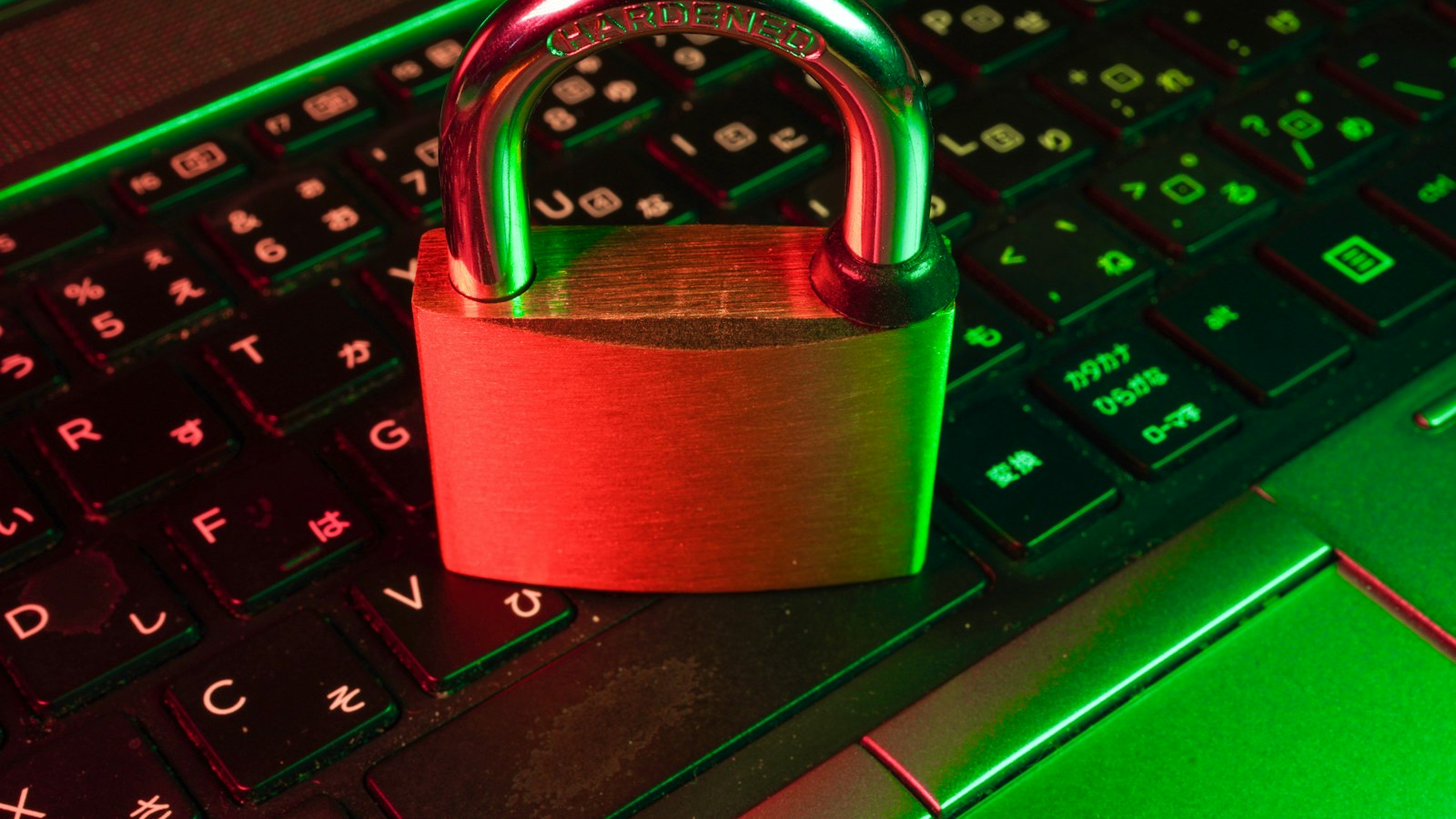 NordVPN kortingscode: hangslot op een laptoptoetsenbord