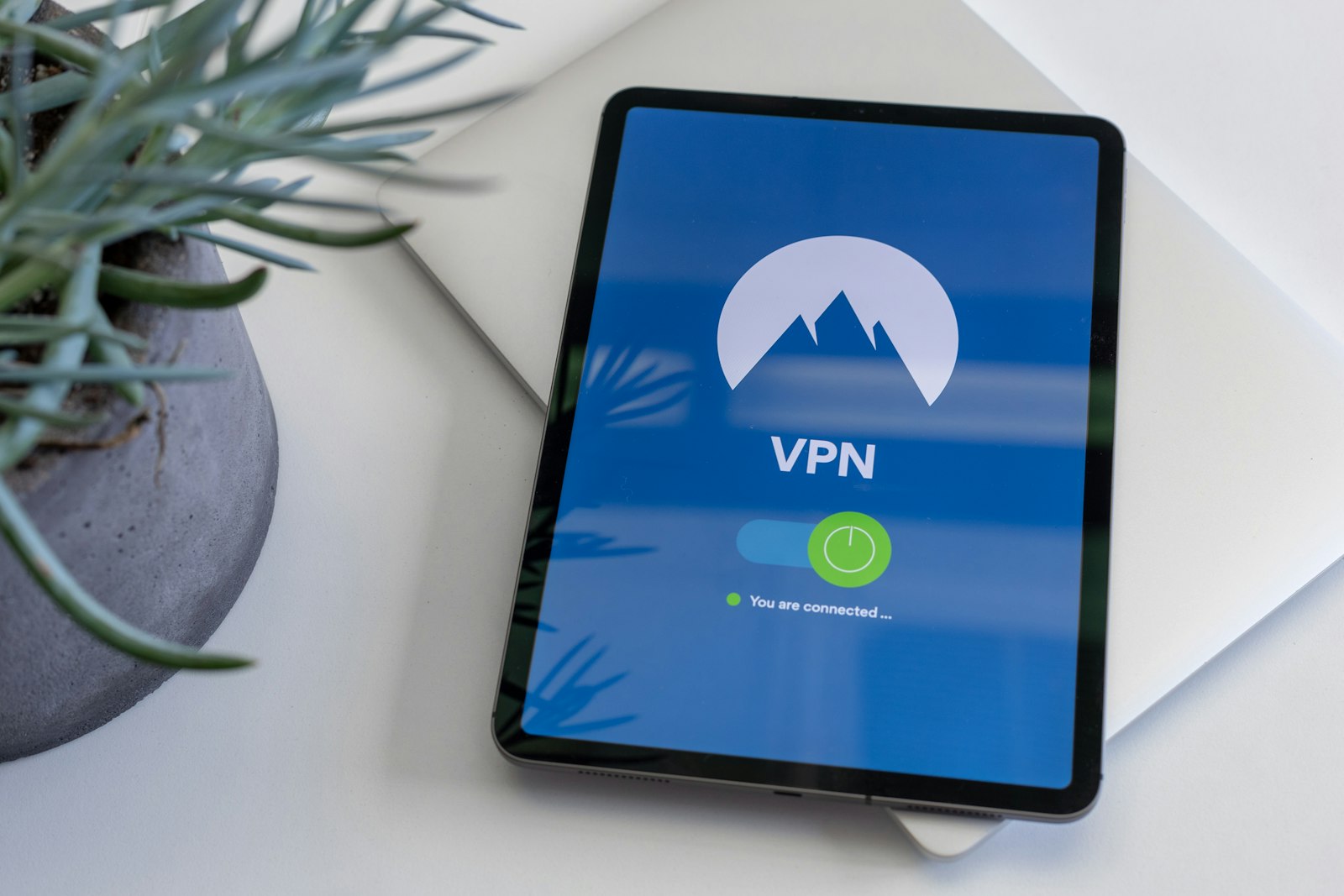 Tablet met een geopende VPN-app op tafel