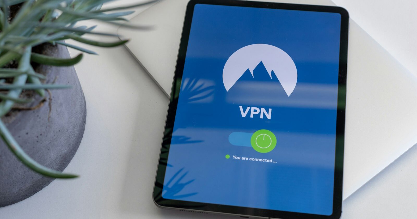 Tablet met een geopende VPN-app