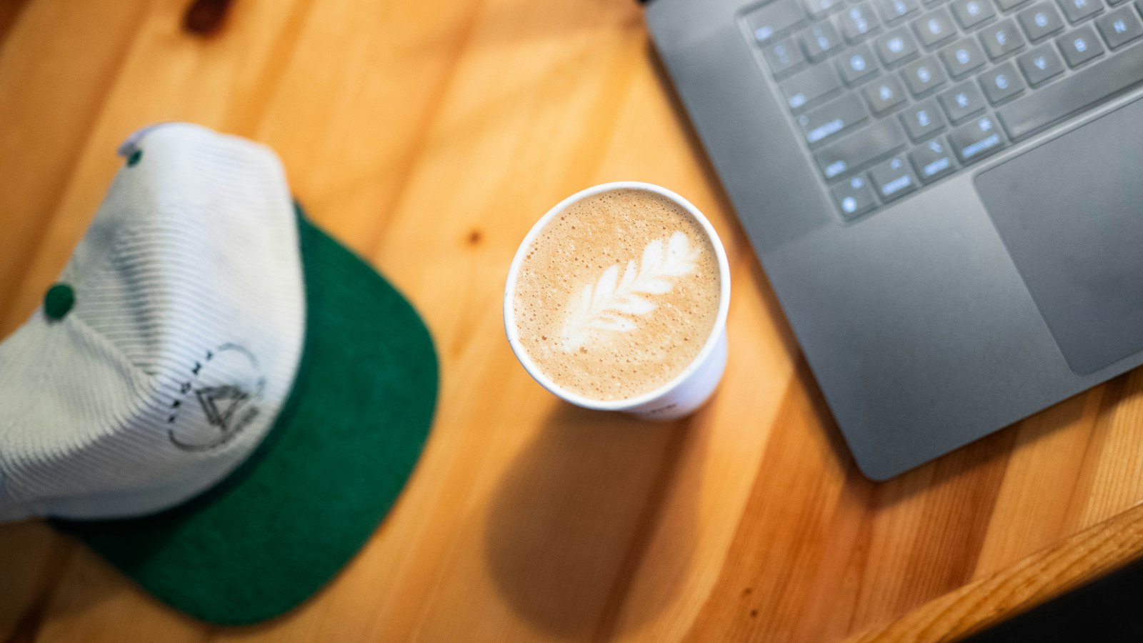 Surfshark proefperiode testen op een laptop in een café