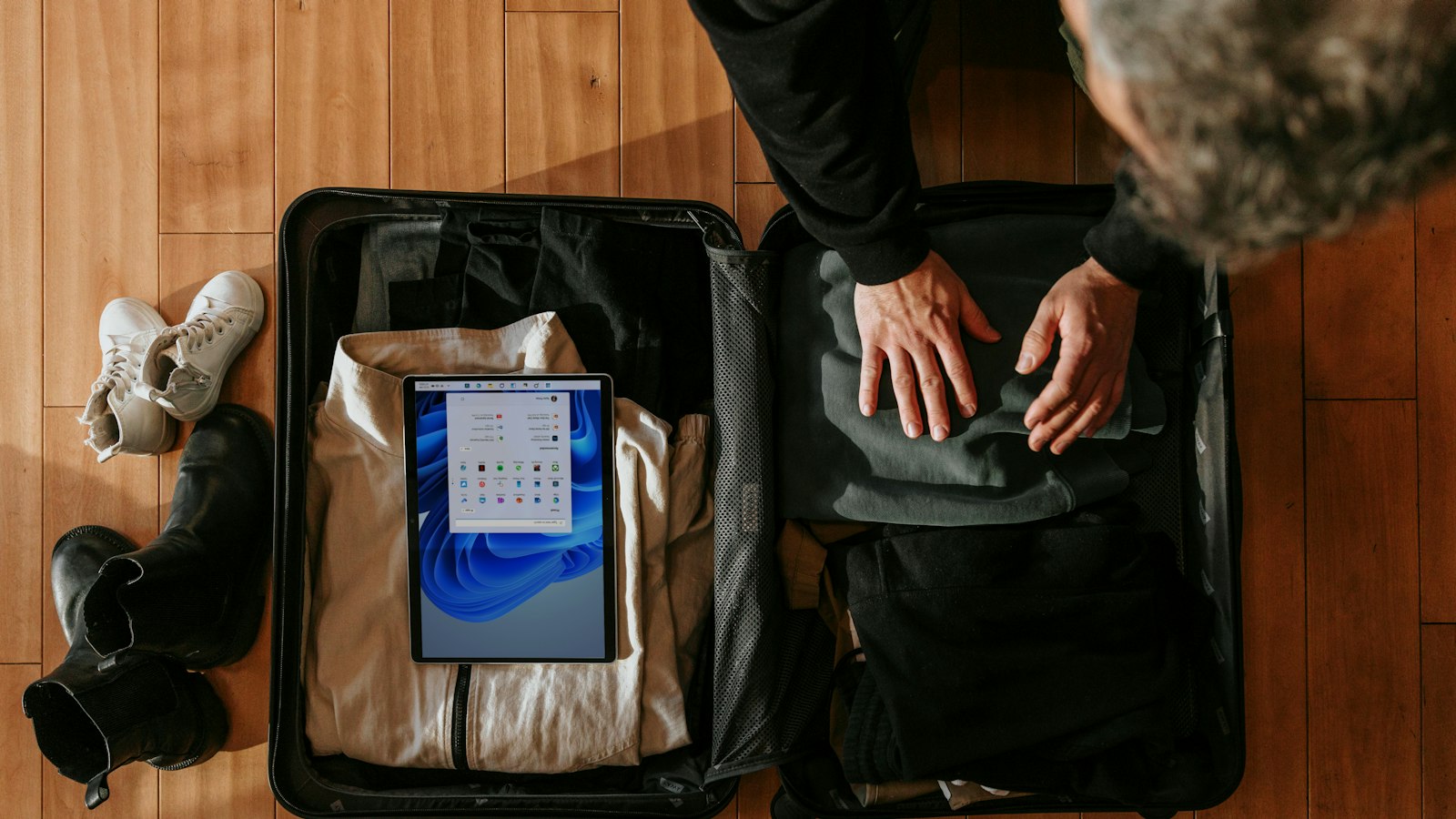 Koffer pakken voor vakantie en Nederlandse tv meenemen