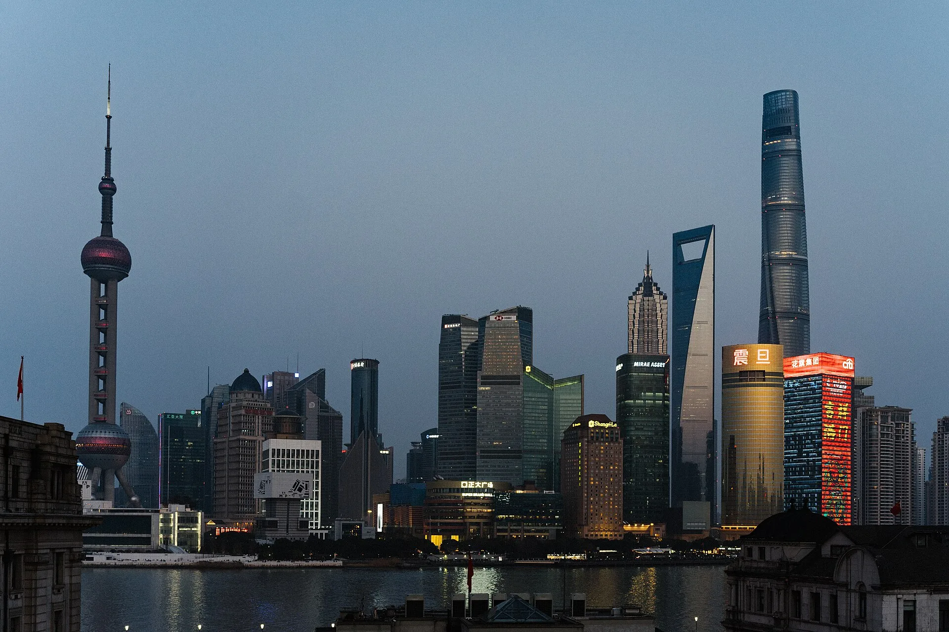 De skyline van Pudong in Shanghai in de schemering